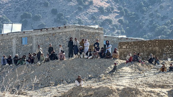 در این عکس که به تاریخ ۲۴ قوس گرفته شده است، افغان ها بیرون از خانه های تازه ساخته شده شان نشسته اند. این خانه ها توسط کمیساری عالی ملل متحد در امور مهاجرین (یو ان اچ سی آر) در ولسوالی برمل، ولایت پکتیکا ساخته شده اند. در پی این زلزلهء ۵.۹ ریشتری - مرگبارترین زلزله در ربع قرن اخیر در افغانستان - که به تاریخ ۱ سرطان در ولایت فقیرنشین پکتیکا رخ داد، بیش از ۱۰۰۰ نفر کشته و ده ها هزار نفر دیگر بی خانمان شدند. [وکیل کوهسار/ خبرگزاری فرانسه]