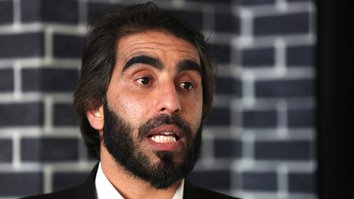 دانشمند افغان می گوید که برای حقوق زنان مبارزه می کند و در کنار خواهرانش ایستاده است