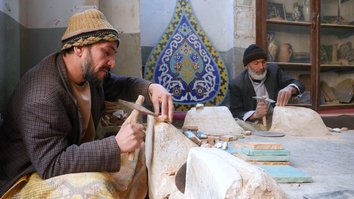 صنعتگران تجربه کار کاشی سازی سنتی هرات را زنده نگه داشته است
