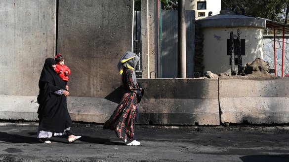Women walk past the site of a blast at the Sardar Daud Khan military hospital in Kabul on November 3, 2021, a day after an attack claimed by the 'Islamic State of Iraq and Syria' (ISIS) killed at least 19 people. [Wakil Kohsar/AFP]