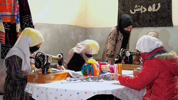 از محصلی ژورنالیزم تا خیاطی: یک زن در کابل فرصت های کاری را ایجاد کرده و به دیگران الهام می بخشد