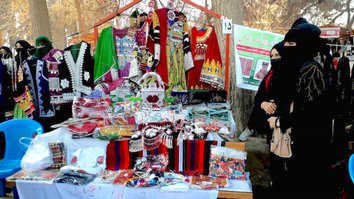 زنان بغلان صنایع دستی را به نمایش گذاشتند و خواستار ممنوعیت بر محصولات ساخت چین شدند