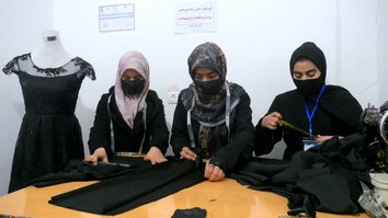 افغانې خویندې د خیاطۍ د ورکشاپ له لارې نجونو ته هیله ورکوي