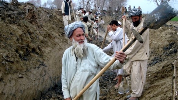 ځایي خلک، چې ډېر یې بزګران دي، په کار بوخت دي ترڅو د تخار ولایت د مرکز تالقانو په جوی شیخ سیمه کې د اوبه خور یو کانال ورغوي. د دې کانال رغېدنه د ملګرو ملتونو د خوړو او زراعت موسسې (اېف ای او) په مالي مرسته ترسره کیږي. [عکاس: حشمت نېکزاد]