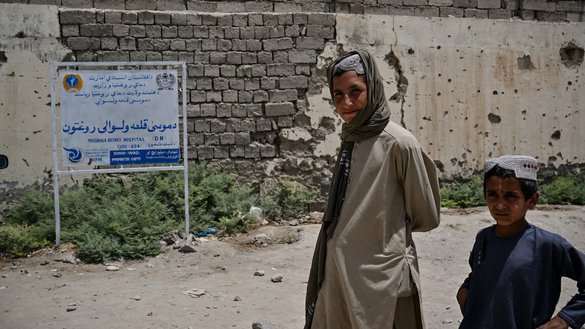 این عکس که به تاریخ ۳۱ سرطان گرفته شده است، کودکانی را نشان می دهد که در بیرون از شفاخانه ولسوالی موسی قلعه در موسی قلعه ولایت هلمند قدم می زنند. یونیسف و دبلیو اچ او ۵۳ کلینیک را در مناطق دورافتاده این ولایت افتتاح کرده اند تا به جوامع محروم خدمات فراهم کنند. [لیلیان سووانرومفا/ خبرگزاری فرانسه]