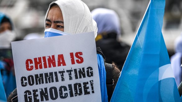 معترضان در سال ۱۳۹۹ در نزدیکی کنسولگری چین در استانبول دیده می شوند.‌ [اوزن کوزی/ای اف پی]