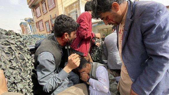 ټپي شوي ژورنالستان د کب په ۲۰مه د رسنیو د لمانځنې په یوه غونډه کې له یوې بمي چاودنې څخه وروسته، په مزارشریف کې د یوه موټر په وسیله یوه روغتون ته لېږدول کیږي. [عاطف آرین/ای اېف پي]