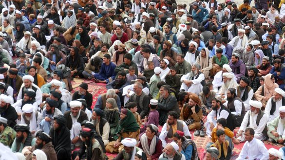 هزاران تن از ساکنان هرات به تاریخ ۲۴ حوت در شمال شهر هرات گرد هم می آیند تا قیام سال ۱۳۵۸ علیه دولت مورد حمایت شوروی را تجلیل کنند. [عمر/سلام تایمز]