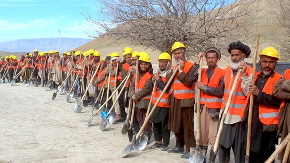 په دې عکس کې چې د کب په ۱۹مه د تخار ولایت په هزارسموچ ولسوالۍ کې اخیستل شوی، ځایي اوسېدونکي په داسې حال کې ښودل شوي چې د سرک جوړونې په یوه پروژه باندې کار پيلولو ته چمتووالی نیسي. [د تخار د کلیو د بیارغونې او پراختیا ریاست]