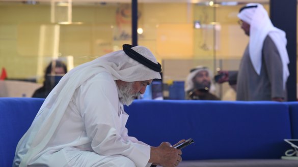 یک تاجر گوشی هوشمند خود را در دبی چک می کند. نگرانی ها در امارات متحده عربی در حال افزایش است، جایی که هواوی در سال ۱۴۰۱ توافق نامه ای را برای «همکاری در تقویت استراتیژی های سایبری محلی» امضا کرد. [کریم صاحب/ خبرگزاری فرانسه]