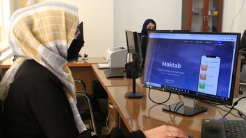 فارغ التحصیلان اناث پوهنتون برای پر کردن خلاء تعلیمی دختران، اپلیکیشن مکتب را ساختند