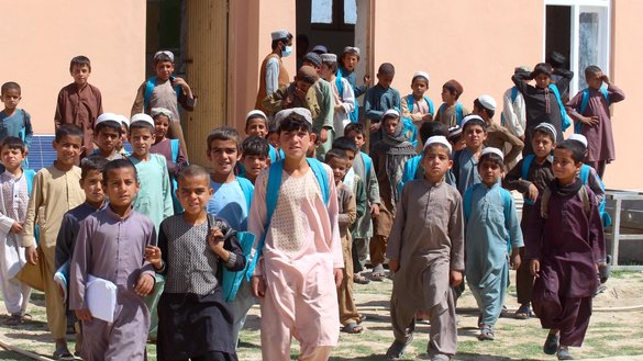 متعلمین به تاریخ ۱۴حمل مکتب خود را که اخیراً توسط یونیسف در منطقه بولان شهر لشکرگاه بازسازی شده است، ترک می کنند. [عبدالخالق همیم/سلام تایمز]
