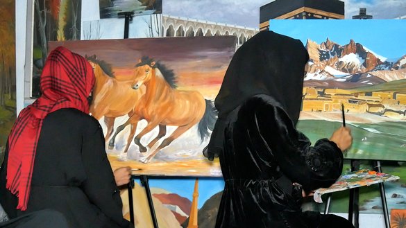 دوه افغانې نجونې چې ښوونځي ته له تللو څخه منع شوي دي، په کابل کې د وري په ۲۲مه په کور کې د هنرونو په یوه کوچني ورکشاپ کې د نقاشۍ له لارې یو تخلیقي ځای موندلی دی. سره له دې چې لوړو زده کړو ته د لاسرسي مخه نیول شوې، دغو ځوانو نجونو هوډ کړی چې خپلو مهارتونو او استعدادونو ته پراختیا ورکړي. [حمزه/سلام ټایمز]