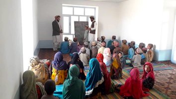 یونیسف په جوزجان کې له زده کړو څخه محرومو ۴۰۰۰ ماشومانو ته ښوونه او روزنه برابروي او هیله ورکوي