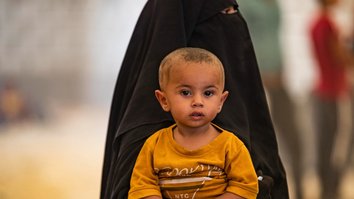 په الهول کمپ کې د داعش ښځې تنکي ځوان هلکان مجبوروي چې هغوی امېدوارې کړي