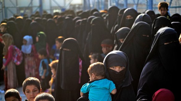 در این عکس که به تاریخ ۴ سنبله گرفته شده است، کمپ الهول تحت کنترل کردها طی عملیات امنیتی توسط نیروهای امنیتی آسایش کرد و نیروهای دموکراتیک سوریه نشان داده شده است. در این کمپ که در شمال شرق سوریه موقعیت دارد، بستگان جنگجویان مظنون داعش نگهداری می شود. [دلیل سلیمان/ ای اف پی]