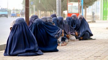 په مزارشريف کې د زیاتېدونکې غریبۍ له امله د ښځينه سوالګرو شمېر په زیاتېدلو دی