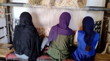 در جریان ممنوعیت جاری بر مکاتب، زنان بغلان به قالین بافی روی آورده اند