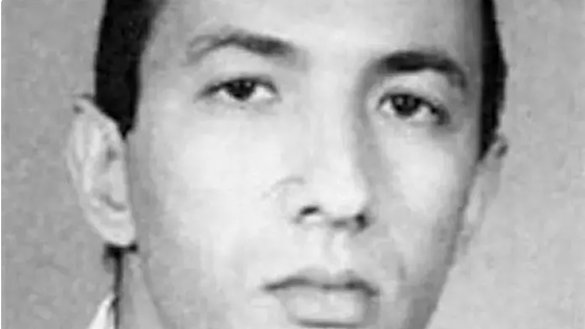 په عکس کې، چې د اخیستنې نېټه یې معلومه نه ده او د ۱۳۸۰ د تلې په ۱۸مه د اېف بي آی له خوا خپور شوی، د القاعدې فرضي مشر سیف العادل لیدل کیږي. [اېچ او - اېف بي آی/ای اېف پي]
