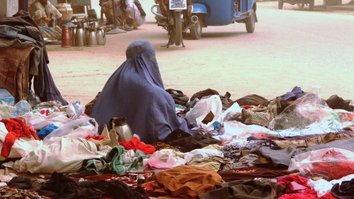 زنان فقیر کندز در جاده ها لباس های لیلامی می فروشند
