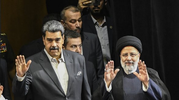 د ایران ولسمشر ابراهیم رئیسي (ښی) او د وینزویلا ولسمشر نیکولاس مادورو (چپ) د غبرګولي په ۲۳مه په کاراکاس کې د تیریسا کارینو تیاتر کې یوې غونډې ته ور رسېږي. ډېری ګومان کوي چې رییسي د غبرګولي په میاشت کې کاراکاس ته د سفر په ترڅ کې له وینزویلا څخه د خپلو پیسو چې ورباندې پور دي غوښتنه کړې. [سټرېنګر/ای اېف پي]