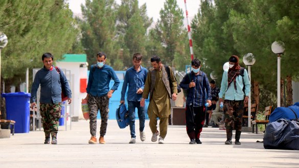 له ایران څخه راشړل شوي افغان کډوال د زمري په ۳مه په هرات ښار کې د ملګرو ملتونو د کډوالو په یوه کمپ کې لیدل کیږي. [عمران/سلام ټایمز]