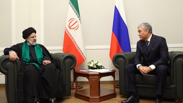 د ایران ولسمشر ابراهیم رئیسي په ۱۴۰۰ لمریز کال کې د روسیې د ولسي جرګې (دوما) رئیس ویاښیسلاو ولودین سره ګوري. د ایران «ختیځ ته د کتلو» سیاست دغه هېواد روسیې ته نږدې کړی دی. [president.ir]