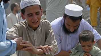 پاکستان بخاطر انفجار مرگبار به ماتم نشسته، و از آمدن جنگجویان از افغانستان ابراز نگرانی می کند