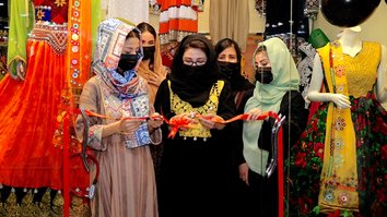 په کابل کې د خویندو د جامو پلورنځی ۱۵ ښځینه زده کوونکو ته کاري فرصتونه برابروي