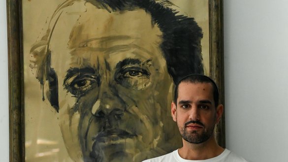 دا عکس چې د چنګاښ په ۲۸مه اخیستل شوی، شهباز تاثیر په لاهور کې په داسې حال کې ښیي چې د خپل وژل شوي پلار او د پاکستان د پنجاب ایالت د پخواني والي سلمان تاثیر له انځور سره ولاړ دی. تاثیر وايي چې شاوخوا پنځه کاله د اسلامپالو وسله والو له خوا شکنجه شوی او زنداني شوی، او دا یې هیر کړی چې د خندا کولو احساس څنګه دی. اوس هغه هوډ لري چې پرته له وېرې ژوند وکړي. تاثیر په ۱۳۹۰ کال کې وتښتول شو او په ۱۳۹۵ کال کې خوشې کړای شو. [آمنه یاسین/ای اېف پي]