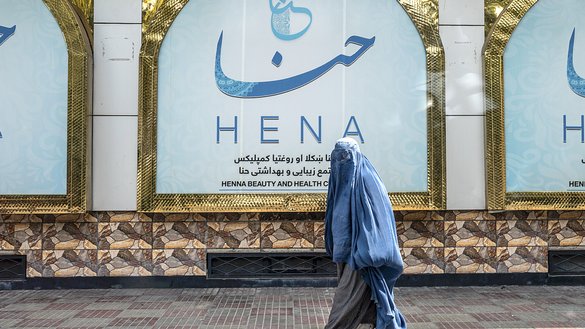یوه چادري واله ښځه د زمري په ۳مه د کابل په شهر نو سیمه کې د ښکلا د یوه سالون مخې ته تېرېږي. [وکیل کوهسار/ای اېف پي]
