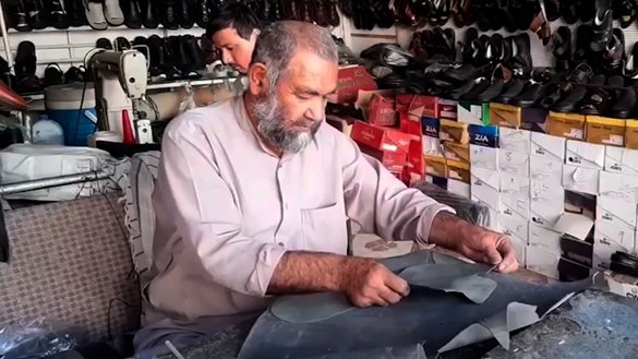 په عکس کې چې د زمري په ۲۰مه اخیستل شوی، یو ځایي بوټ جوړونکی د بلخ ولایت په مرکز مزارشریف کې په خپل دوکان کې لیدل کیږي. [عکاس: ناصر الماس]