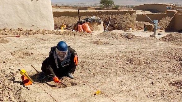 در این عکس بدون تاریخ، یک کارمند ماین پاکی افغان به تصویر کشیده شده است. [هلو ترست]