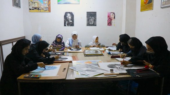 A group of girls gather October 5 in Herat city to paint portraits of those female students who tragically lost their lives in the deadly attack last year by the 'Islamic State of Iraq and Syria' (ISIS) on the Kaaj Higher Educational Center in Kabul. [Omar/Salaam Times]