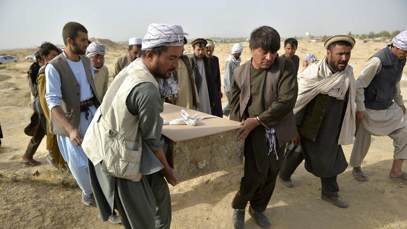 خپلوان د ۱۴۰۰ لمریز کال د تلې په ۱۷مه په یوه هدیره کې د یوه ځانمرګي برید د یوه قرباني جسد لېږدوي. برید د کندوز د سید اباد ګذر په جومات کې عبادت کوونکي په نښه کړل. [هوشنګ هاشمي/ای اېف پي]