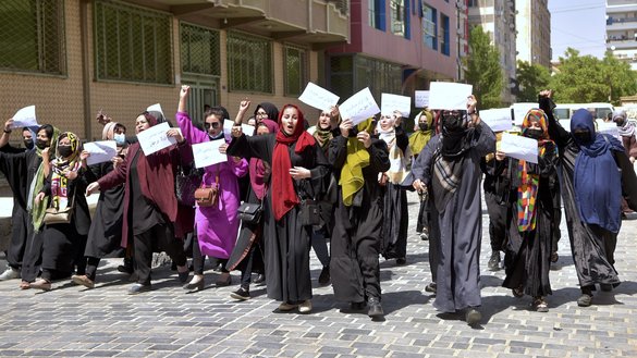 زنان افغان به تاریخ ۹ ماه ثور هنگام راهپیمایی برای حقوق خود در کابل، پلاکاردهایی در دست دارند. [خبرگزاری فرانسه]