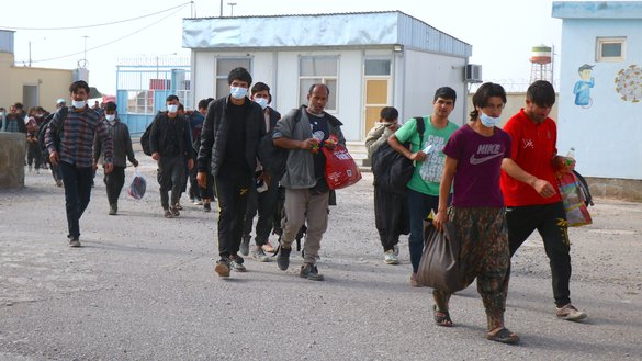 In this photograph taken on November 4, a group of Afghan immigrants who were deported from Iran back to Afghanistan cross the border at the Islam Qala checkpoint in Herat province. [Omar/Salaam Times]