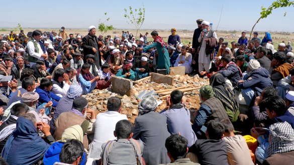 عزاداران به تاریخ ۱۱ ثور در ولسوالی گذره ولایت هرات گرد هم می آیند تا عزیزان خود را که به تاریخ ۱۰ ماه ثور در حمله داعش به یک مسجد شیعیان کشته شدند، دفن کنند. [عمران/سلام تایمز]