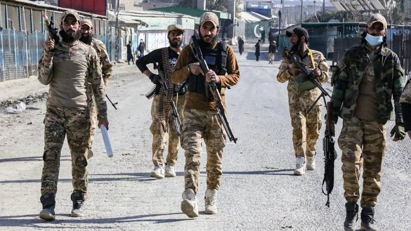 منسوبین امنیتی افغان به تاریخ ۲۵ماه جدی در نزدیکی دروازهء مرزی تورخم بین افغانستان و پاکستان، در ولایت ننگرهار گزمه می کنند. [شفیع الله کاکر/ خبرگزاری فرانسه]