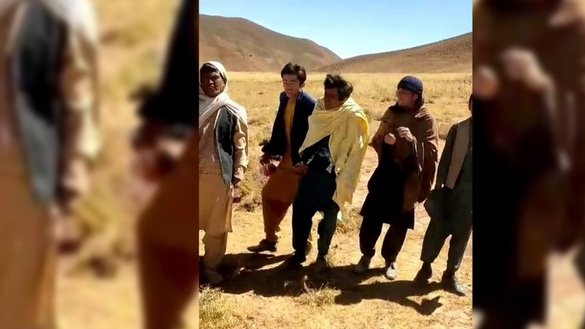 یو عکس چې د داعش له خوا د وږي په ۲۲مه خپور شو د افغان ملکي وګړو یوه ډله، له وژل کېدلو څخه مخکې، ښیي. [آرشیف]