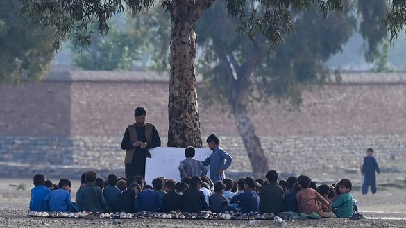 کودکان افغان به تاریخ ۳ ماه ثور در یک مکتب در سراباغ، ولایت خوست در فضای آزاد درس می خوانند. [وکیل کوهسار/ ای اف پي]