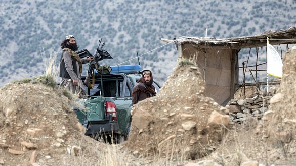 این عکس که بتاریخ ۳ ماه ثور گرفته شده است، منسوبین امنیتی افغان را در حالی نشان می دهد که از یک پوسته در منطقه زمبر ولسوالی سبری، ولایت خوست محافظت می کنند. [وکیل کوهسار/ خبرگزاری فرانسه]