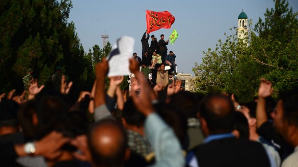 در پی حمله به مسجدی که به تاریخ ۱۱ اسد سال ۱۳۹۶ در هرات منجر به کشته شدن ۳۳ نفر شد، هزاران افغان علیه شاخهء خراسان داعش دست به تظاهرات زدند. [هوشنگ هاشمی/ خبرگزاری فرانسه]