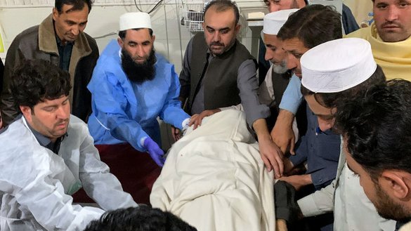 عزاداران جسد صوفی حمید رهبر محلی جماعت اسلامی را به تاریخ ۲۴ عقرب انتقال می کنند. شاخهء خراسان داعش حمید را در ولسوالی باجور خیبر پختونخوا ترور کرد. [ای اف پی]