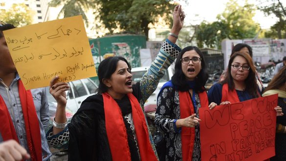 پاکستاني فعالان د ۱۳۹۵ د سلواغې په ۳۰مه په کراچۍ کې وروسته له هغه مظاهره کوي چې په سيهوان کې د لعل شهباز قلندر په زیارت کې د داعش خراسان څانګې له ځانمرګي برید څخه وروسته په لسګونو عبادت کوونکي ووژل شول. [رضوان تبسم/ای اېف پي]