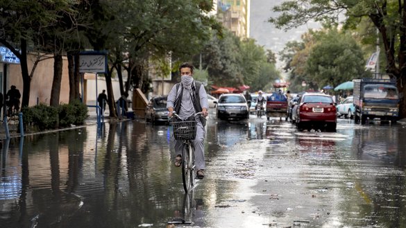یو بایسکل چلوونکی د تلې په ۸مه د کابل په باران وهلو سرکونو بایسکل ګرځوي. [وکیل کوهسار/ای اېف پي]