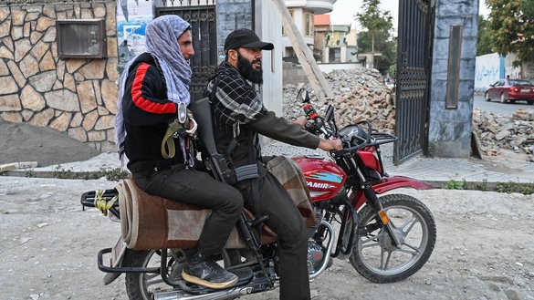 منسوبین امنیتی به تاریخ ۱۸ میزان در امتداد جاده ای در محله شیرپور کابل گشت می کنند. [وکیل کوهسار/ خبرگزاری فرانسه]