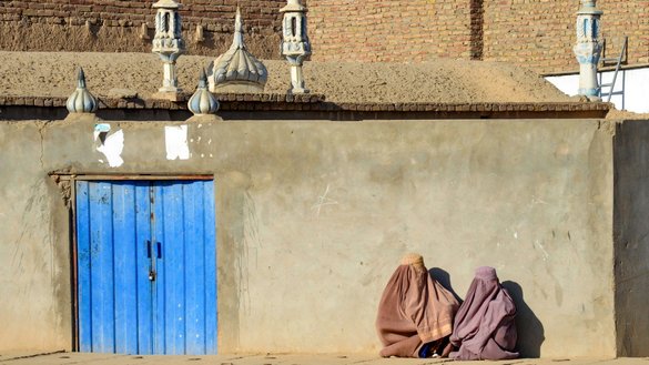 افغانې ښځې د ۱۴۰۳ لمریز د مرغومي په ۹مه په کندهار کې له یوه جومات څخه بهر ناستې دي. [ثناء الله صیام/ای اېف پي]