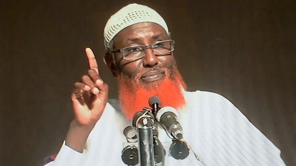 باور کیږي چې سومالیایي وګړی عبدالقادر مؤمن، چې د ۱۳۹۵ د وږي په ۱۱مه دلته لیدل کیږي، د دغه افریقایي هیواد د ولایتونو لپاره د داعش د عمومي ریاست مشري پرغاړه لري. [سایمن مینا/ای اېف پي]