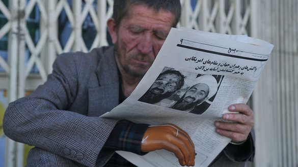 یکی از ساکنان کابل به تاریخ ۱۳ ثور ۱۳۹۰ خورشیدی روزنامه ای را می خواند که در رابطه به مرگ اسامه بن لادن، رهبر القاعده گزارش داده است. [مسعود حسینی/ خبرگزاری فرانسه]